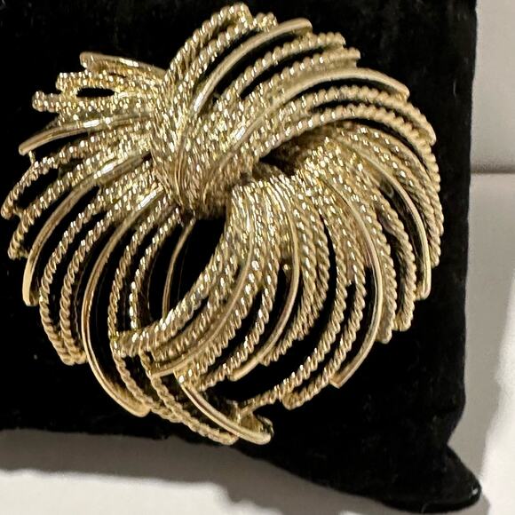Gold Tone‎ Brooch Pin Swirl Design Statement Jewelry Vintage Style - Picture 7 of 8